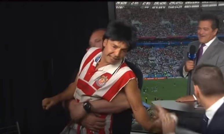 El comediante, caracterizado de su personaje 'Barnaby Prieto', aceptó el desafío de interrumpir un programa de televisión en vivo. (ESPECIAL)