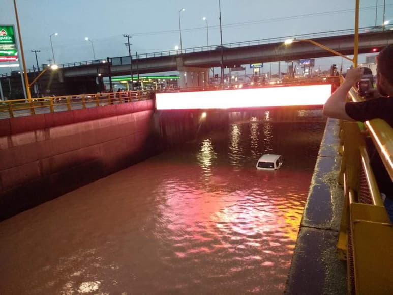 'Eviten conducir en este momento. Hay muchos escurrimientos por la tormenta. Detenga su marcha en un lugar seguro', publicó. (TWITTER)