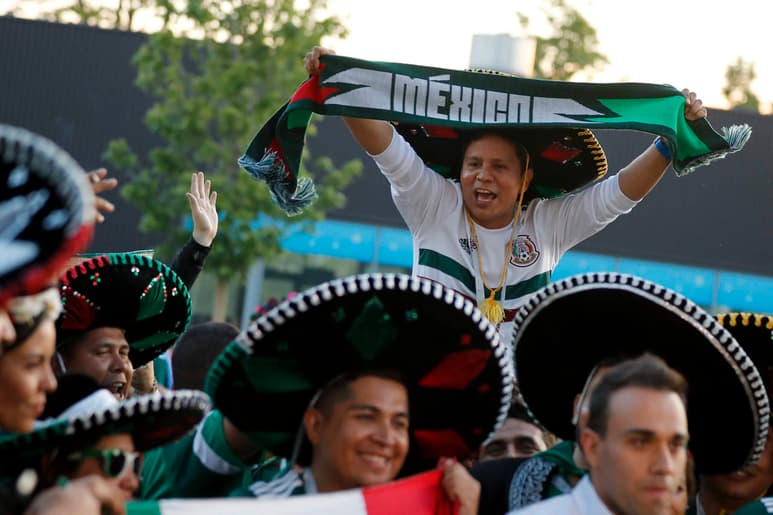 Los mexicanos siempre dan de qué hablar en la Copa del Mundo, aunque no precisamente por grandes actuaciones en la cancha. (ARCHIVO)