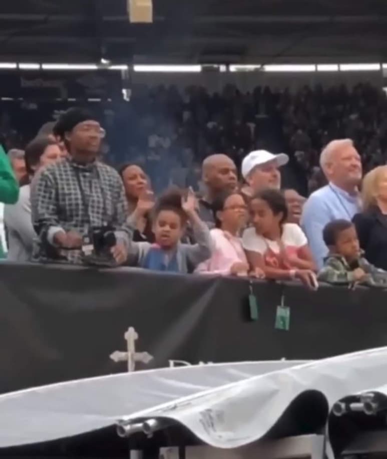 Hija de Beyoncé, Blue Ivy, robó la atención de los presentes durante el concierto de sus padres. (ESPECIAL)