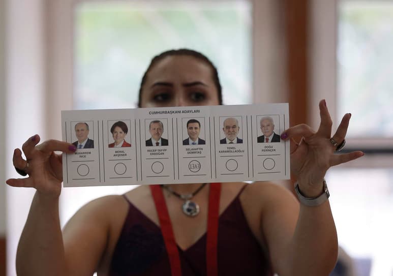 Tras el recuento del 50.3 por ciento de los votos, Erdogan quedó en primer lugar con el 56.5 por ciento de apoyos, seguido del socialdemócrata Muharrem Ince, con el 28,6 por ciento. (AP)