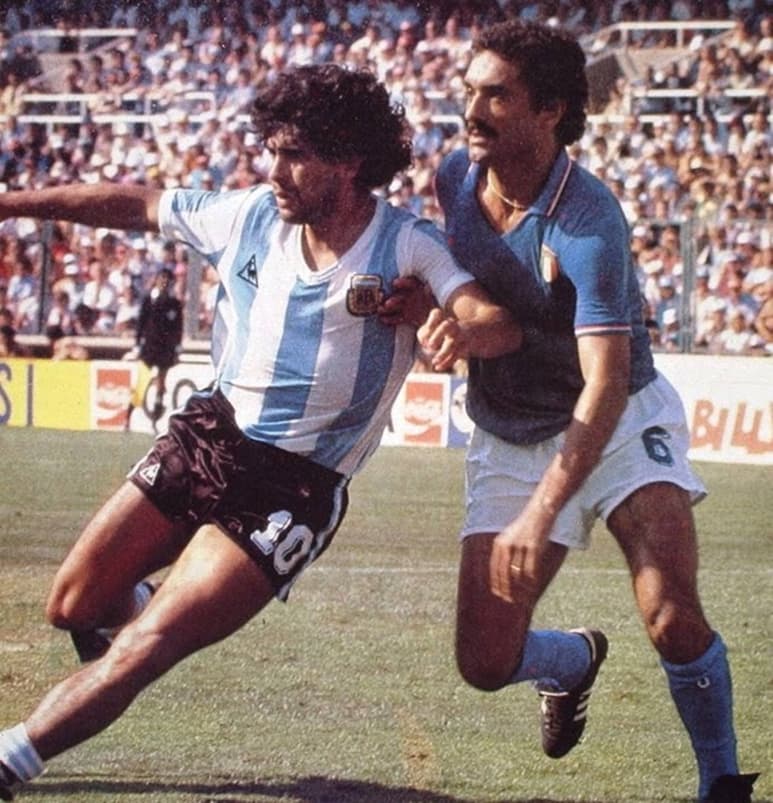El defensa italiano Claudio Gentile tenía una misión en la segunda fase del Mundial de España 1982, frenar a Diego Armando Maradona. El italiano dice que analizó videos del 'Pelusa' y entendió que la única forma de pararle era evitando que recibiera de cara el balón. (Archivo)