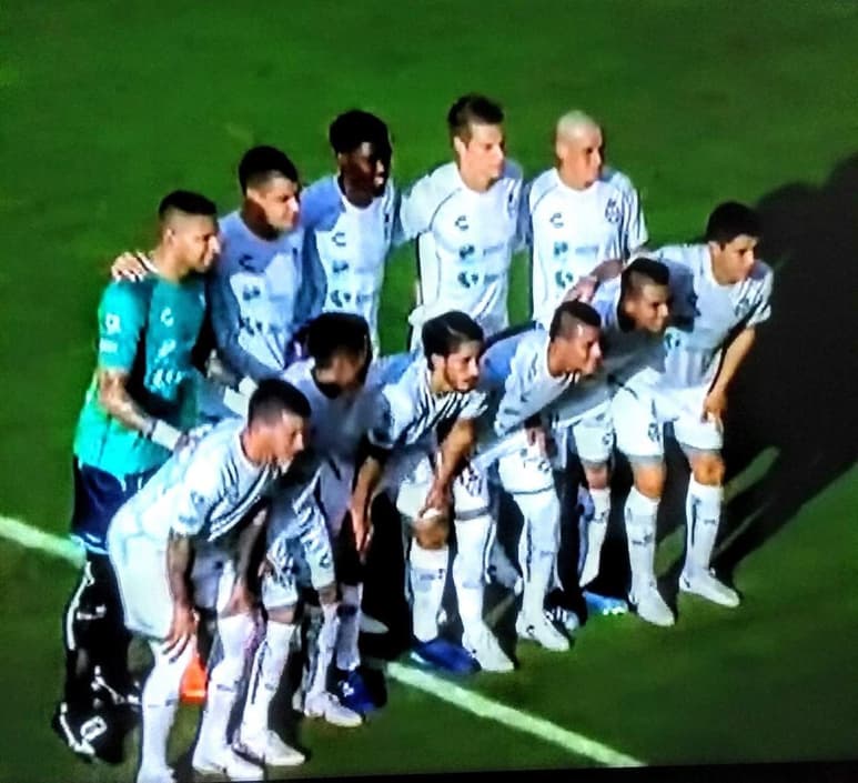 Carlos Izquierdoz no vio acción en el encuentro con Santos Laguna, ya que la segunda propuesta del Boca Juniors por hacerse de sus servicios habría convencido a la directiva albiverde. (TWITTER)