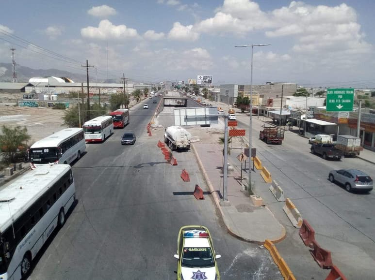 En ambos sitios se apostó personal de la dirección de Tránsito y Vialidad para orientar a los conductores. (EL SIGLO DE TORREÓN)