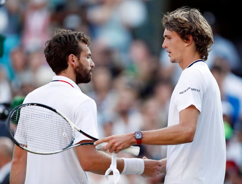Ernests Gulbis (i) dio la sorpresa del día en la rama varonil al venir de atrás para derrotar en cinco sets a Alexander Zverev. El millonario Gulbis elimina a Zverev