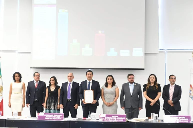 Entregan constancia de mayoría a Diego Sinhué en Guanajuato. (TWITTER)