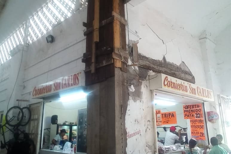 Reparan. Inician las reparaciones, el Ayuntamiento puso el material y la carnicería la mano de obra. (EL SIGLO DE TORREÓN)