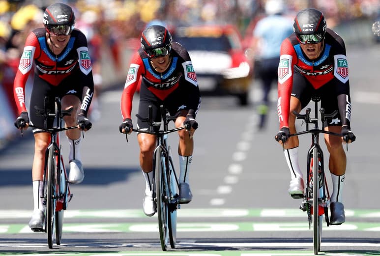 Los corredores del BMC, Tejay van Garderen (i), Richie Porte (c) y Greg van Avermaet, finalizan la contrarreloj por equipos. (EFE)