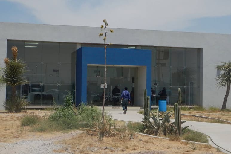 Suicidio. La madrugada de ayer un menor se ahorcó en su habitación; el cadáver fue trasladado a las instalaciones del Semefo. (EL SIGLO DE TORREÓN)