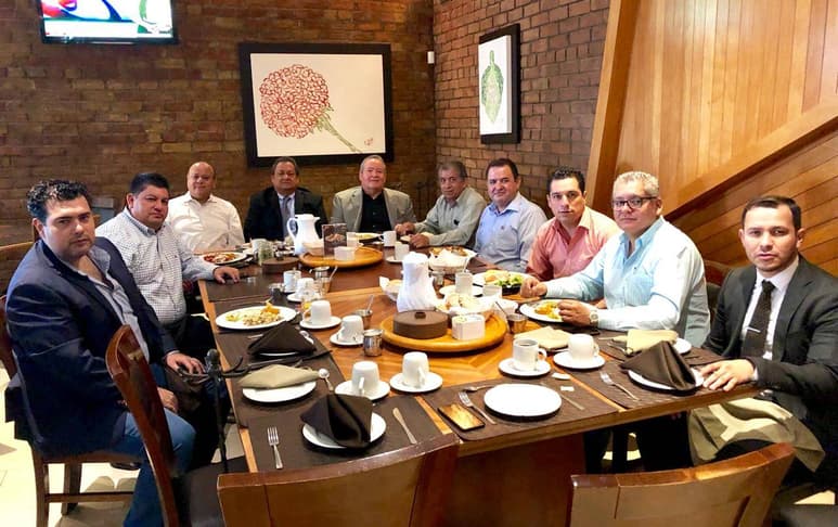 DISFRUTAN DESAYUNO.