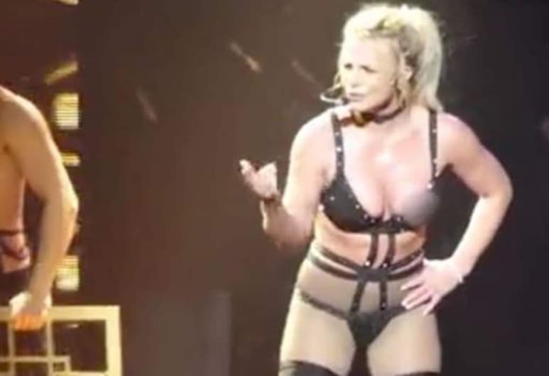 El brasier que utilizaba Britney Spears durante su último concierto, dejó al descubierto uno de sus senos. (ESPECIAL)