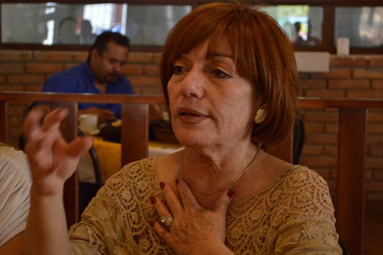 Autores. El libro incluye poemas de Lidia Acevedo y fotos de Hiram Castruita. (CORTESÍA)