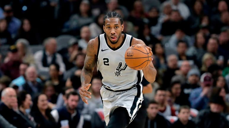 Kawhi Leonard jugó siete temporadas con los Spurs, quienes recibirán a DeMar DeRozan a cambio. (Archivo)