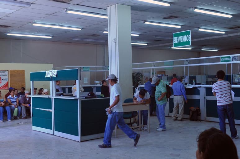 Señaló que los trámites que se realizan, tanto en las áreas de Pensiones como en las de Afiliación y en los servicios médicos del IMSS son gratuitos y la atención que se brinda es personalizada. (ARCHIVO)