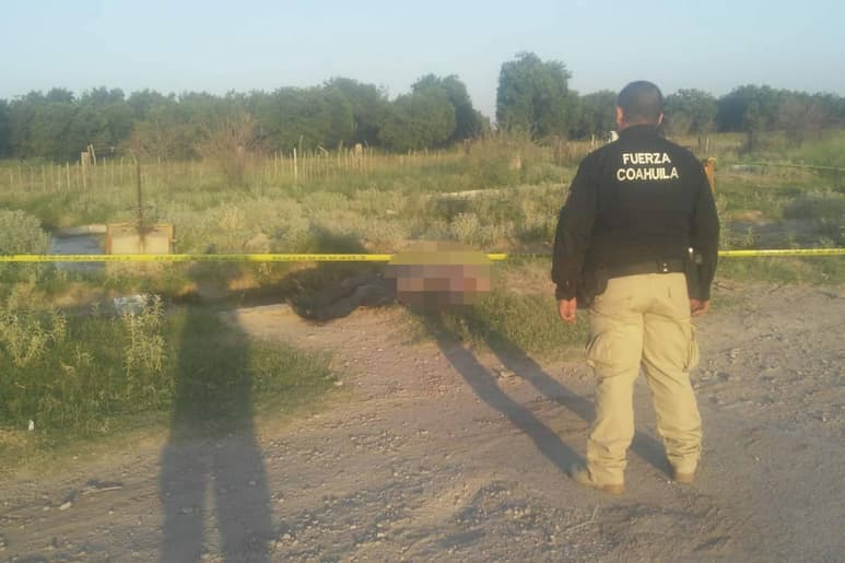 Rescate. Un trabajador que pasaba por el lugar observó al señor y lo sacó del canal todavía vivo. (EL SIGLO DE TORREÓN) 