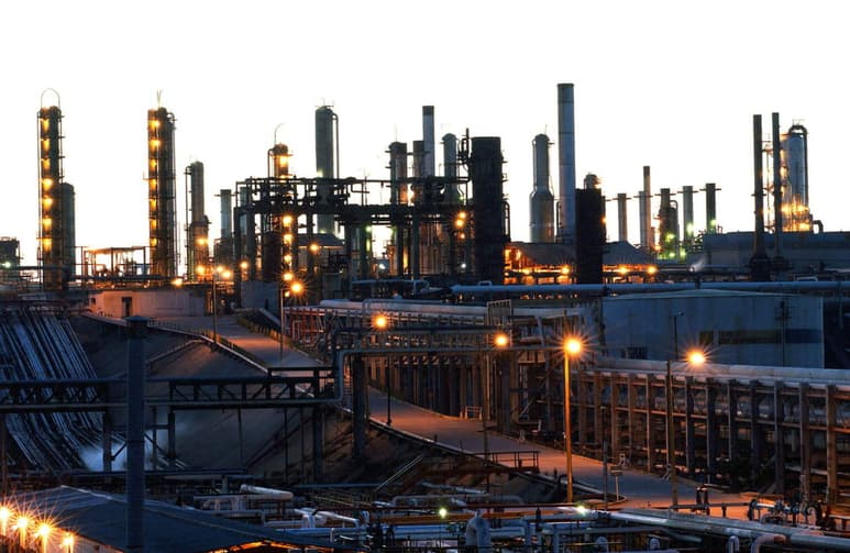 Dos de las seis refinerías que controla Pemex operan a niveles críticos y el próximo gobierno federal, encabezado por Andrés Manuel López Obrador, las tomará prácticamente desde cero, advierten analistas. (ARCHIVO)