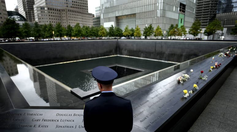 Memorial. Un bombero observa el nombre de un ser querido en el monumento a las víctimas del 11-S en el Memorial. (EFE)