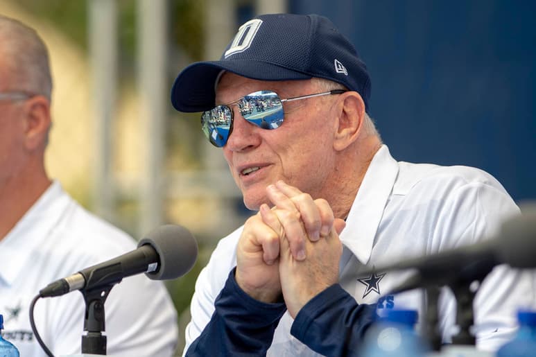 El dueño de los Cowboys de Dallas, Jerry Jones, durante una conferencia de prensa al inicio del campo de entrenamiento del equipo el miércoles 25 de julio de 2018 en Oxnard, California. (AP)