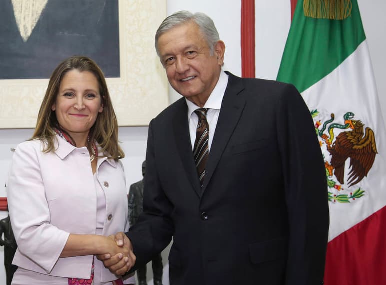Reunión. Chrystia Freeland, se reunió ayer con Andrés Manuel López Obrador. (EFE)