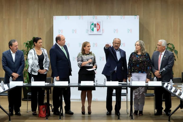 La elección se realizó por voto directo en una urna, en la que participaron 38 de 44 legisladores electos quienes por unanimidad reafirmaron su compromiso para que Juárez Cisneros dirija los trabajos de la bancada del Partido Revolucionario Institucional (PRI). (TWITTER)
