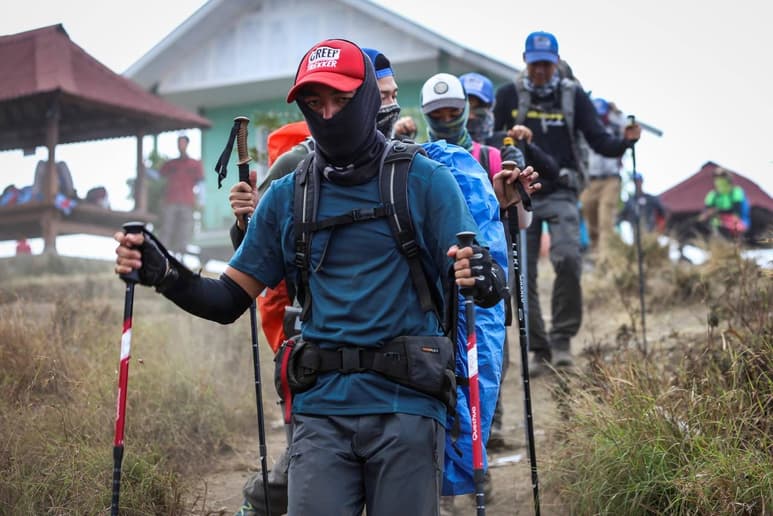 Rescate. Senderistas locales y extranjeros bajan del Rinjani durante una evacuación un día después del terremoto de Lombok. (EFE)