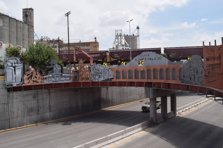 Riesgo. No se ha cumplido con la construcción de un paso peatonal y para ciclistas en el desnivel 11-40 del bulevar Miguel Alemán. (EL SIGLO DE TORREÓN)