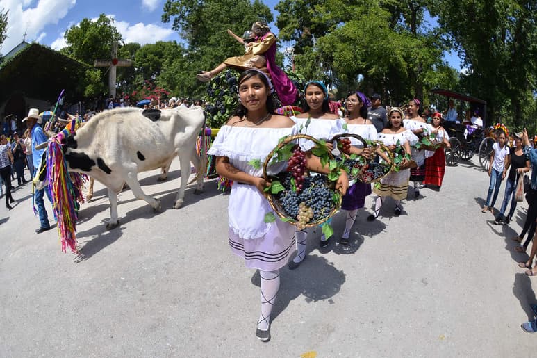 Niños, jóvenes y adultos mayores que salen de sus casas para disfrutar llegada de 17 días llenos de fiesta. (EL SIGLO DE TORREÓN)