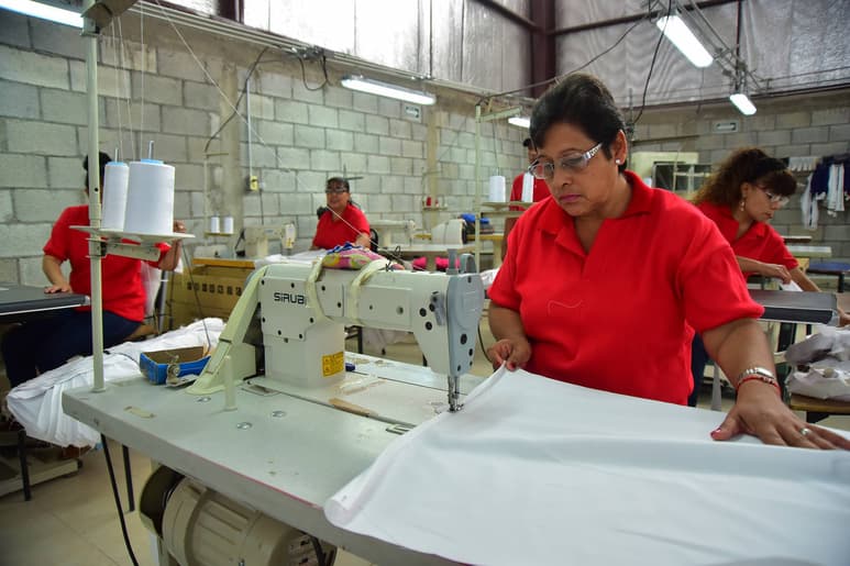 Ayuda. Adultos mayores tienen la oportunidad de trabajar para tramitar su pensión en Projulab. (ERNESTO RAMÍREZ)