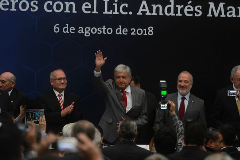 Diálogo. López Obrador se reúne con la comunidad de ingenieros en el Palacio de Minería. (NOTIMEX)