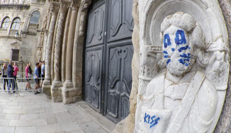 Las autoridades revisan las cámaras municipales y de la Catedral para identificar al autor de los hechos. En estas fechas hay un aumento de afluencia turística y se activa un dispositivo especial de colaboración.