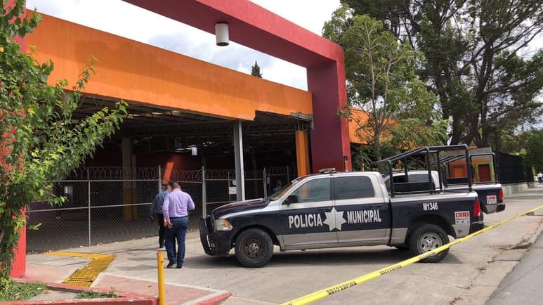 Al lugar acudió la Unidad de Homicidios Violentos de la Fiscalía General del Estado (FGE), quien localizó el cadáver al interior de areas de regaderas y baños del lugar.
