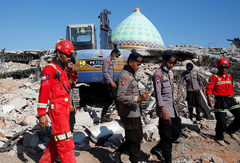 Los equipos de búsqueda y rescate seguían hoy con sus trabajos para localizar víctimas o supervivientes bajo los escombros de las miles de casas derruidas cuando un nuevo terremoto de magnitud 5.9 volvió a sacudir la isla. (EFE)
