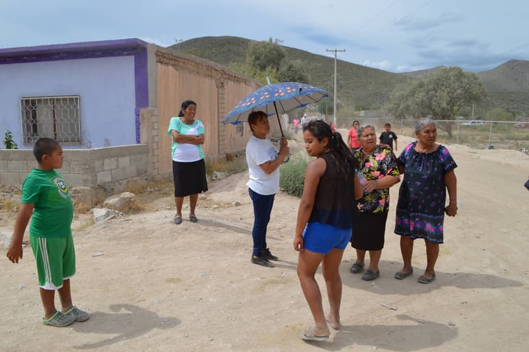 Queja. Vecinas se quejan porque traen a los niños en la tierra, sin pavimento.