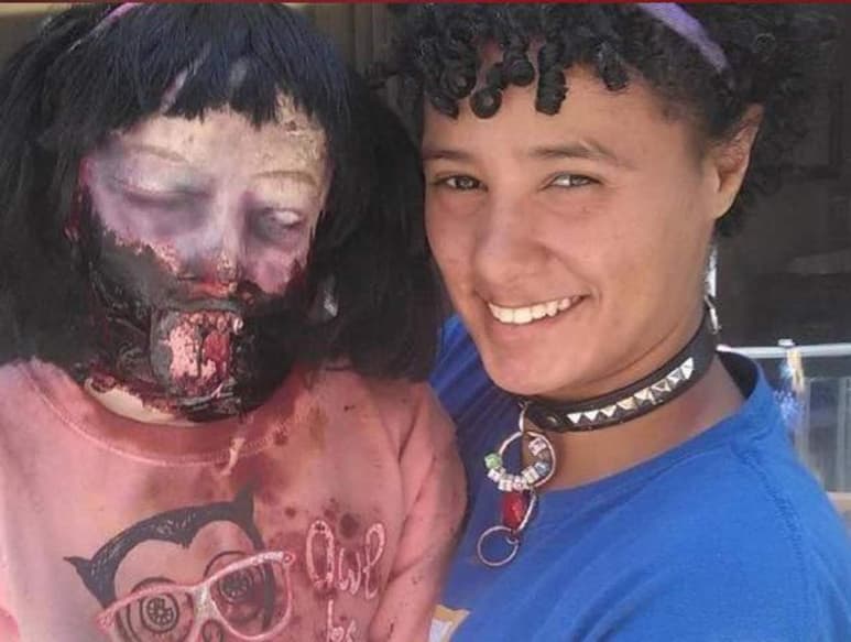 Tras tres años de 'relación' con la muñeca, la joven desea contraer matrimonio con 'Kelly' (INTERNET)
