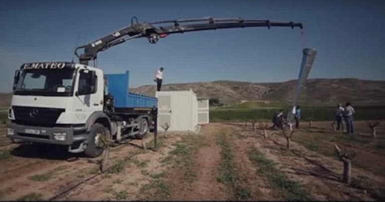 La empresa usa un cañón granífugo, el cual lanza 'bombas' buscando evitar que el granizo afecte a los vehículos nuevos de la compañía que se encuentran estacionados al aire libre. (ESPECIAL)