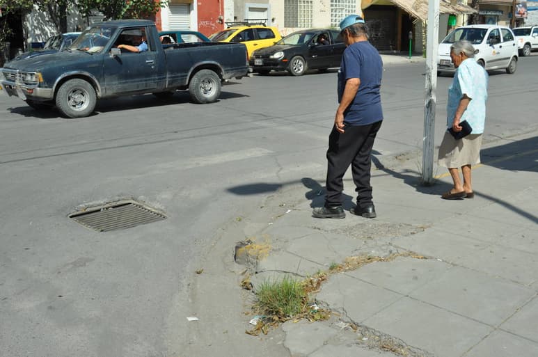 Infracción. Algunos conductores no respetan los pasos peatonales y los obstruyen. (ARCHIVO)
