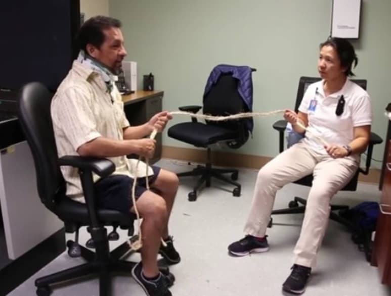 El jinete mexicano Víctor Espinoza durante su sesión de rehabilitación. (Cortesía San Diego Union-Tribune)