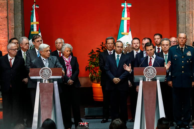 Reunión. El Ejecutivo federal, Enrique Peña, y el presidente electo, Andrés Manuel López Obrador, en Palacio Nacional. (EL UNIVERSAL)