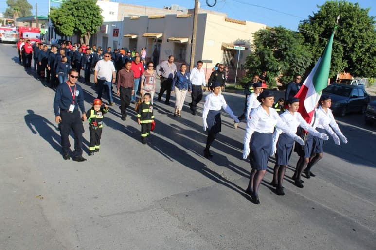Luego se dio paso al desfile que culminó en el edificio en donde después se ofreció un desayuno. A las 18:00 horas una misa de acción de gracias en la parroquia de San Pedro Apóstol y en la noche un baile. (EL SIGLO DE TORREÓN)