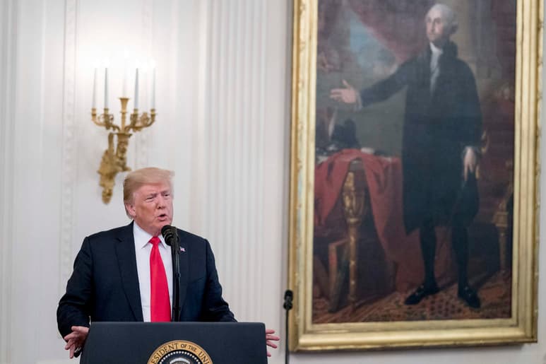 El presidente de Estados Unidos, Donald Trump, trató ayer de desmarcarse del crimen federal en el que le implicó este martes su exabogado, Michael Cohen, al asegurar que el pago para acallar a dos mujeres durante la campaña electoral de 2016 no supuso una violación de las leyes electorales. (AP)