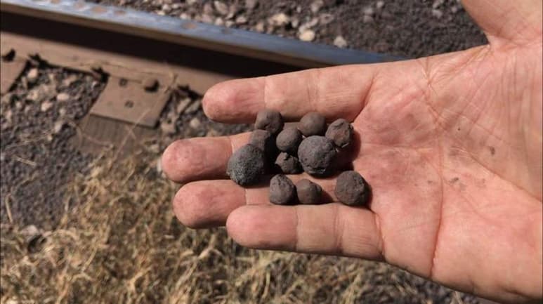 Pellets, bolitas de material ferroso, son los proyectiles que delincuentes lanzan contra maquinistas y garroteros que tripulan ferrocarriles de AHMSA. (EL SIGLO DE TORREÓN)