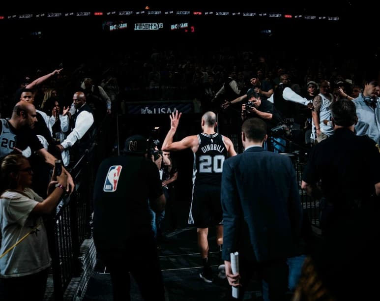 Ginóbili publicó esta fotografía en su cuenta de Twitter, donde señala el número de títulos que ganó con Spurs.