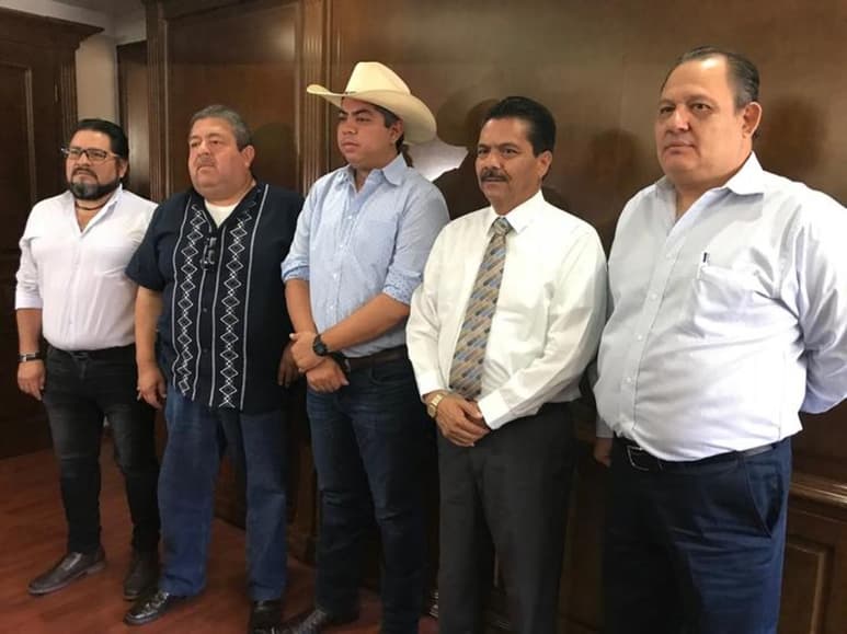 Novedad. El alcalde Paredes y el secretario del ayuntamiento, Blackaller Rosas, junto a los nuevos mandos policiacos: Sergio Montemayor, René Rodríguez y Carlos Herrera.