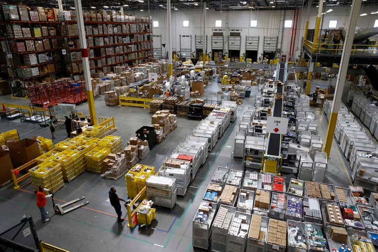 El precio de la acción de Amazon superó hoy por primera vez la barrera de los 2,000 dólares en la Bolsa de Nueva York, un hito para la empresa, que acaricia ya un valor de mercado de un billón de dólares. (AP)