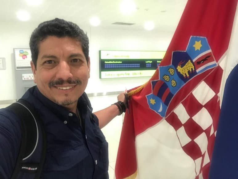 Cortez fue parte de la celebración de la selección balcánica, luego de darle la vuelta al marcador que les dio el pase a la final de la Copa del Mundo. (TWITTER)