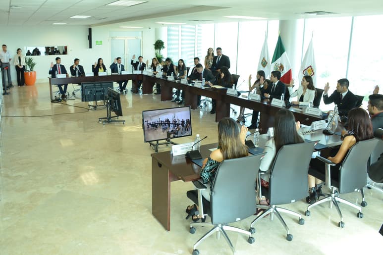 Petición. Los jóvenes estudiantes que participaron en el Cabildo Juvenil 2018, trataron los temas de las enfermedades mentales, la incertidumbre para encontrar empleo y la alimentación. (FERNANDO COMPEÁN)