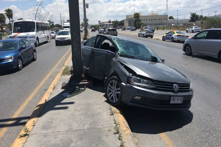 Destrozo. El vehículo se subió al camellón central y se impactó contra una estructura metálica. (EL SIGLO DE TORREÓN)