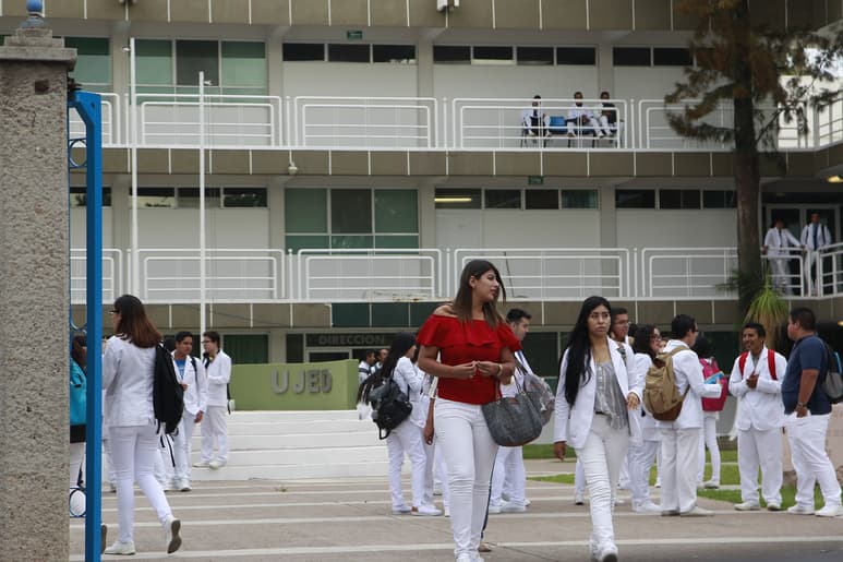 Estudiantes. Todos los jóvenes que cursen una carrera de nivel superior tienen la obligación de afiliarse al Seguro Social.