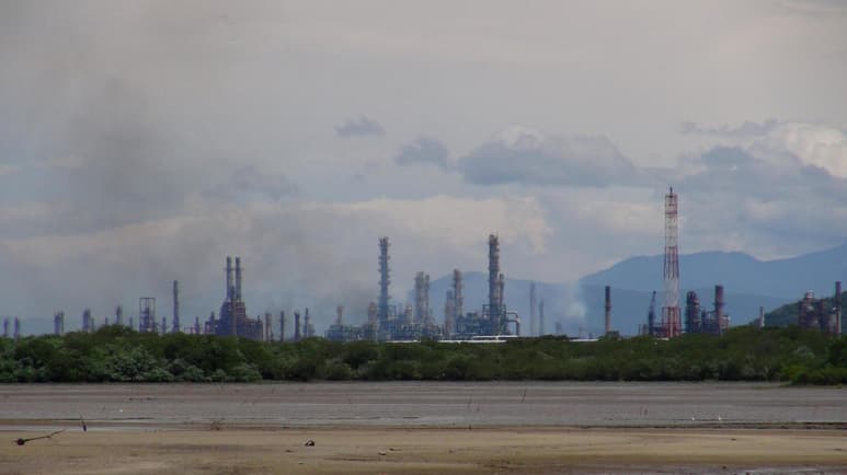 A la baja. Las seis refinerías con que cuenta la petrolera mexicana operaron a 39% de su capacidad. (EFE)