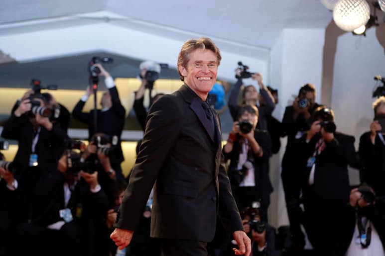 Personaje. El actor estadounidense Willem Dafoe posa a su llegada al estreno de la película At Eternitys Gate. (AP)